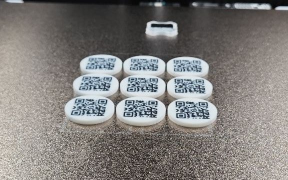 Neun frisch gedruckte QR-Marker auf dem Druckbett