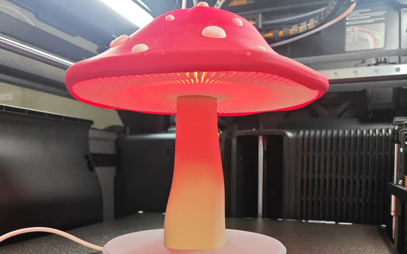 Leuchtende Fliegenpilz-Lampe, aus einem fertigen 3D-Modell gedruckt