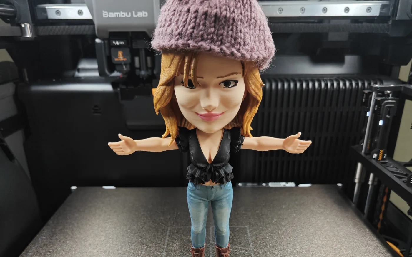Gedruckte Figur einer Person, nach Fotos modelliert, mit gestrickter Mütze