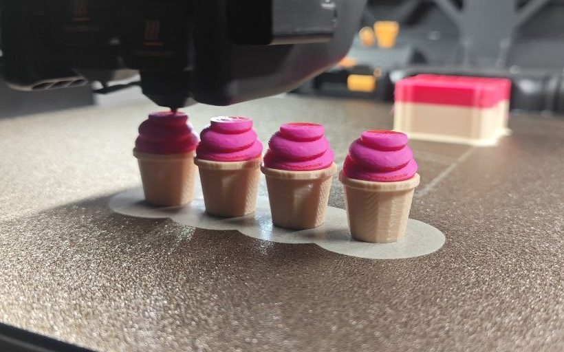 Vier frisch gedruckte Glace-Ventilkappen auf dem Druckbett